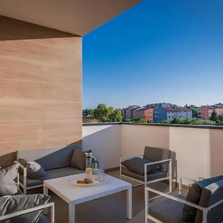 Barmel Deluxe Mit Grossem Balkon Pula